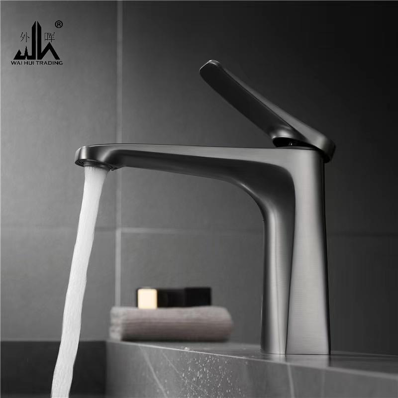 Faucet, washbasin, washbasin, toilet, black faucet.