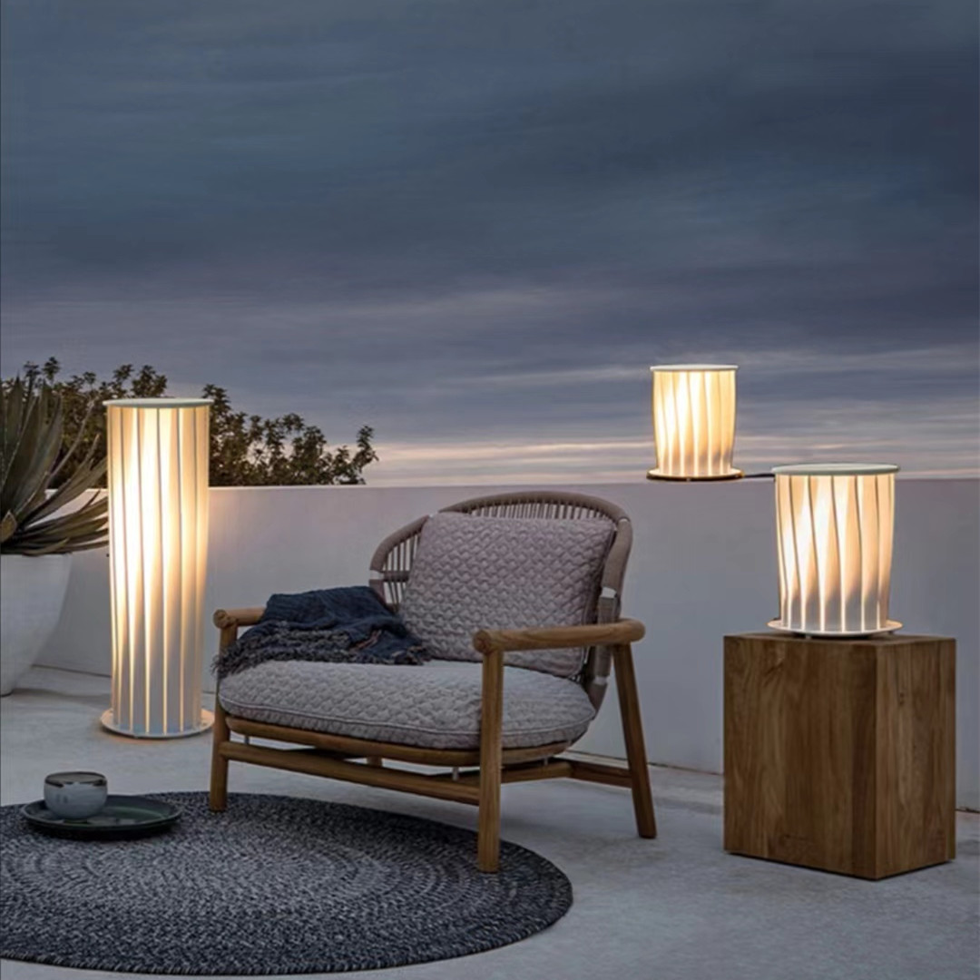 Solar outdoor floor lamp