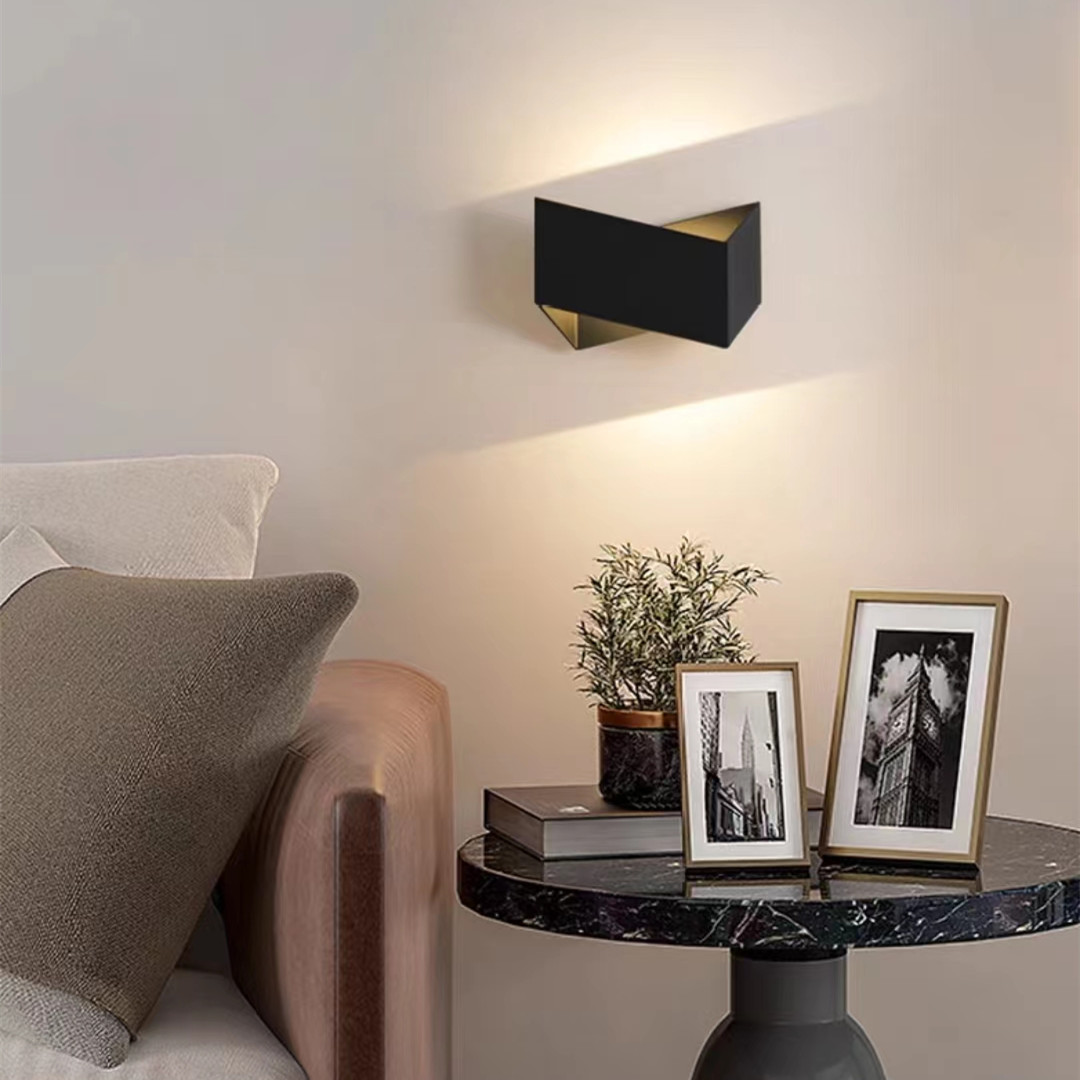 Light luxury creative wall lamp